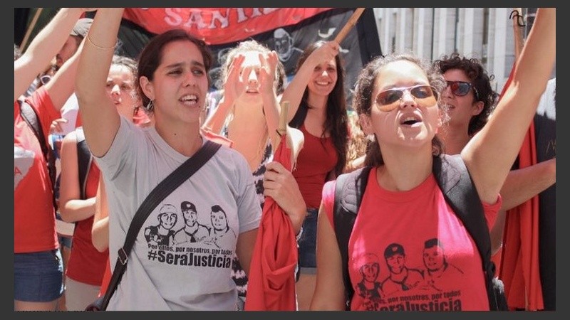 Amigos, familiares y militantes celebraron el fallo en Tribunales.