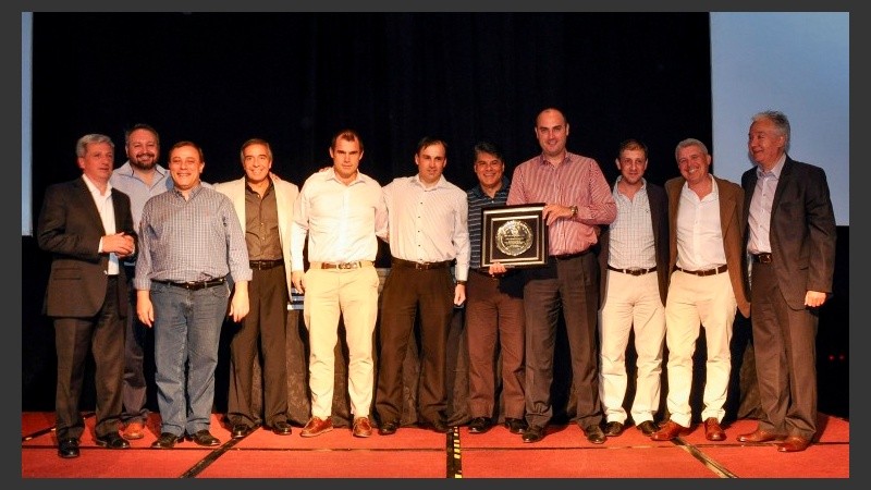 Las autoridades recibiendo el reconocimiento.