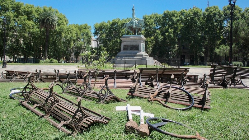 Remodelación de la plaza San Martín. Los bancos de madera, cestos y carteles ya fueron removidos.