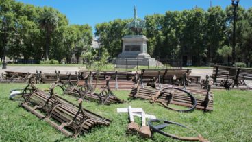 Remodelación de la plaza San Martín. Los bancos de madera, cestos y carteles ya fueron removidos.