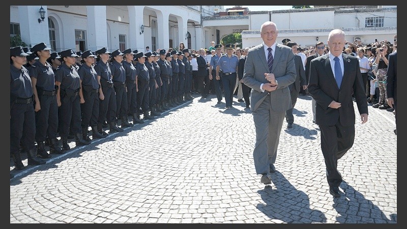 Bonfatti y Lamberto junto a los casi 900 nuevos agentes de la fuerza.
