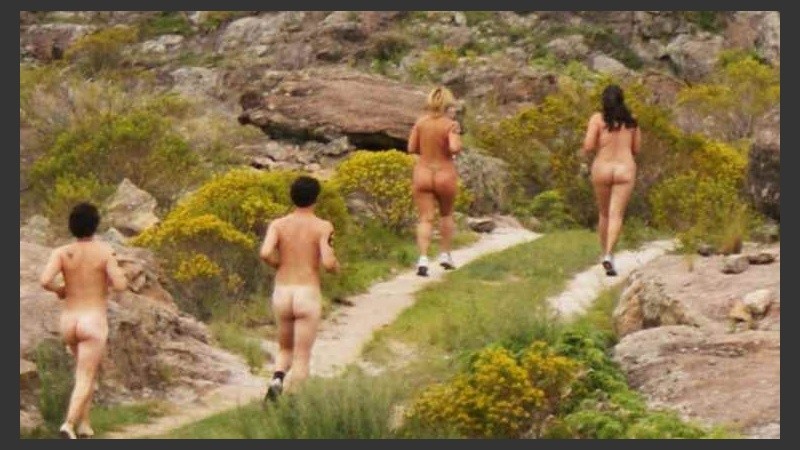 Los participantes solo pueden vestir medias, zapatillas gorro y anteojos de sol. 