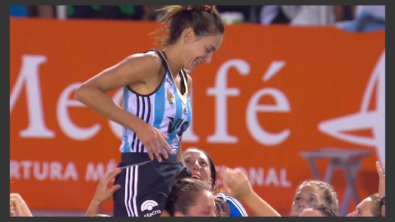 Luciana es llevada en andas por sus compañeras tras el partido.