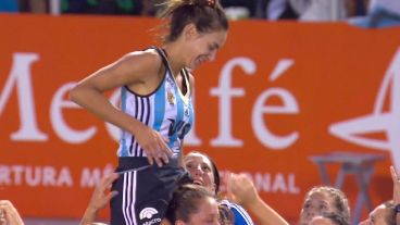 Luciana es llevada en andas por sus compañeras tras el partido.