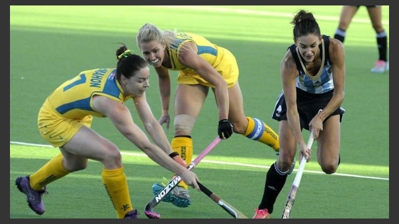 Lucha maneja la bocha ante dos marcadoras. 