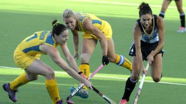 Lucha maneja la bocha ante dos marcadoras.