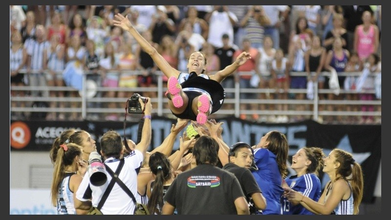 Luciana en el aire. Sus compañeras la homenajearon.