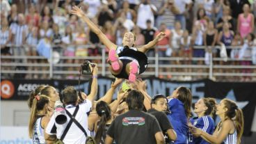 Luciana en el aire. Sus compañeras la homenajearon.