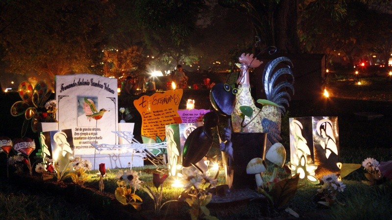 Detalle de una tumba decorada durante la 