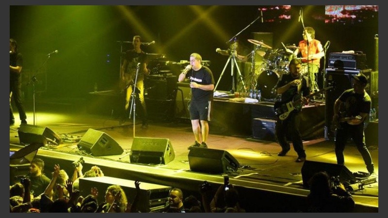 La nueva banda de Fontanet se presentó en Santa Fe y hubo un herido. 