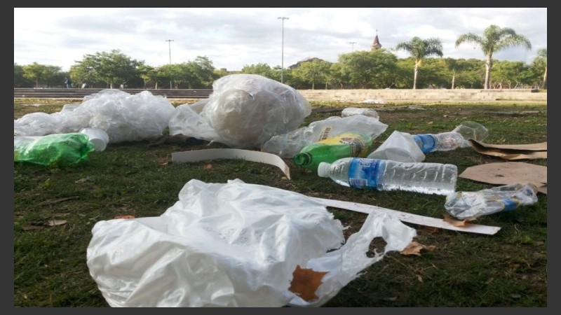 Bolsas, botellas, papeles dejados por el público. 