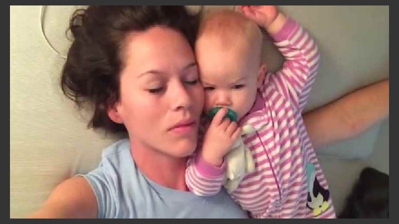 Una mamá explica por qué dormir juntas es 