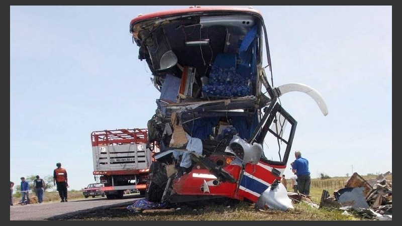 El choque dejó 12 fallecidos, entre ellos nueve estudiantes y una docente.