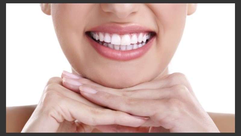 Muchos alimentos tienen características muy buenas para mantener los dientes blancos.