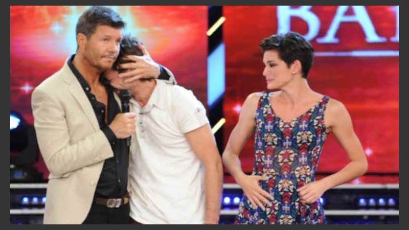 Marcelo busca consolar la tristeza de Pedro.