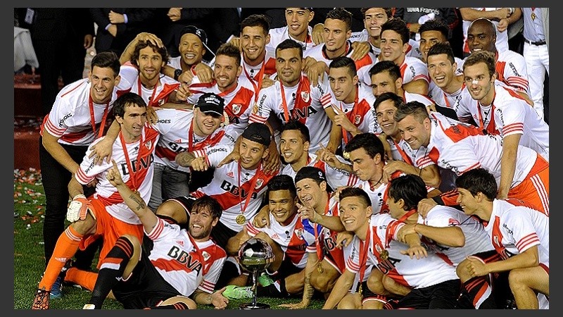El festejo del plantel con la Copa.