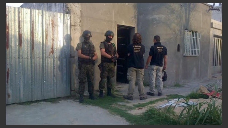 Fuerzas de las TOE custodian la entrada a una vivienda allanada