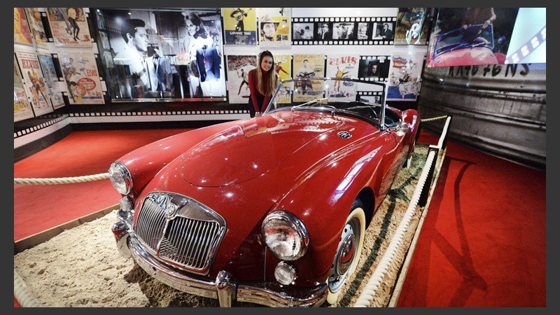 ¡De lujo! La exposición de Elvis Presley que asombra a fanáticos en Londres.