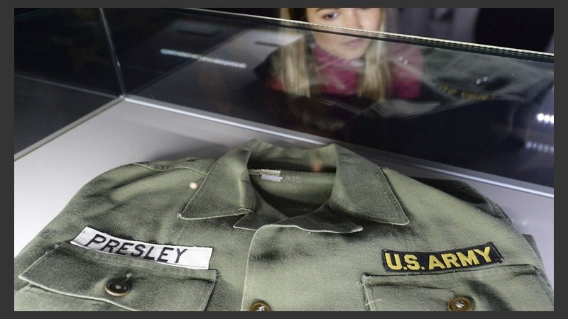 El uniforme del ejército de Presley es presentado en la muestra.