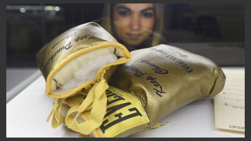 Los guantes de boxeo que Muhammad Ali le regaló a Elvis.