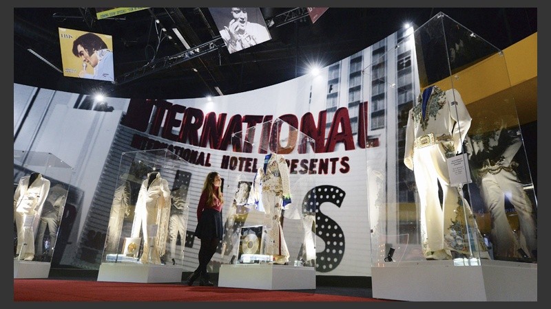 Algunos de los trajes de Elvis Presley en la muestra internacional en Londres.