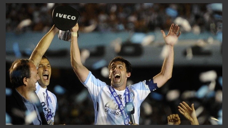 Milito y Saja, dos símbolos con el trofeo de campeón.