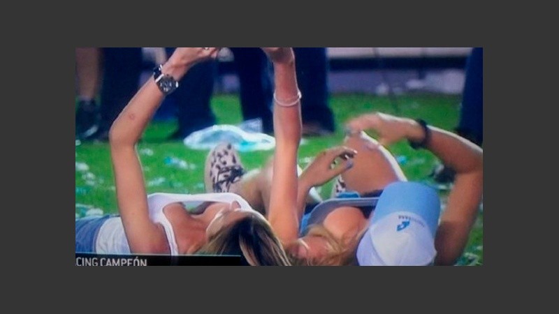 El momento en que las chicas se tomaron las infartante autofoto.