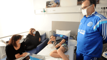 Marcelo Bielsa posa junto a un niño hospitalizado.