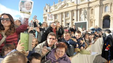 Muchos fieles en el Vaticano para saludar a Francisco.