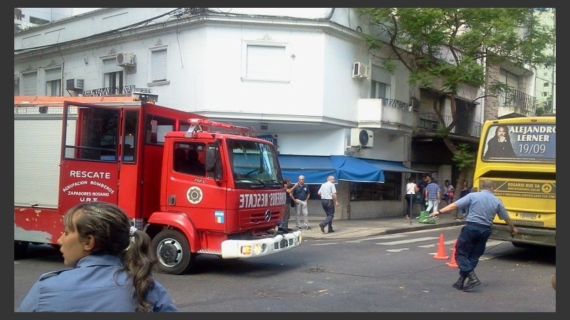 Los bomberos intentaban retirar los vehículos.