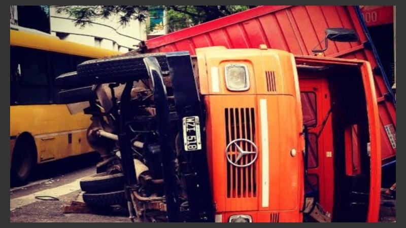 El camión terminó volcando tras el choque.