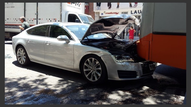 La parte delantera del Audi quedó debajo del trole. 