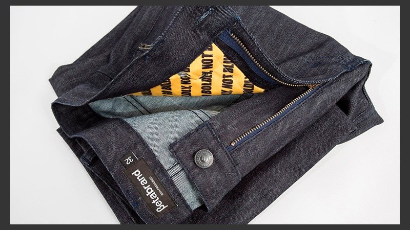 Aquí se puede echar un vistazo al interior de los bosillos que se encuentran recubiertos para proteger el robo de datos