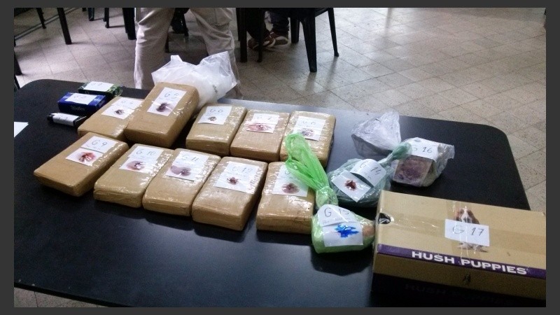 Los oficiales secuestraron más de dos kilos de cocaína y 13 de marihuana. 