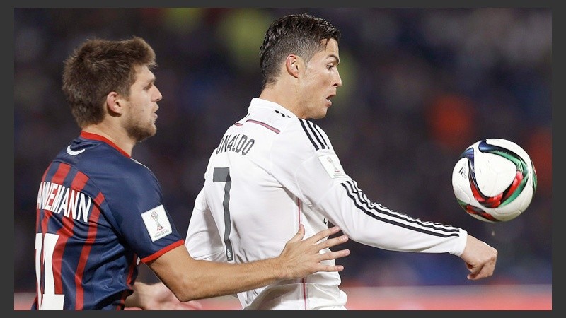 Walter Kannemann va en busca del balón protegido por Cristiano Ronaldo.