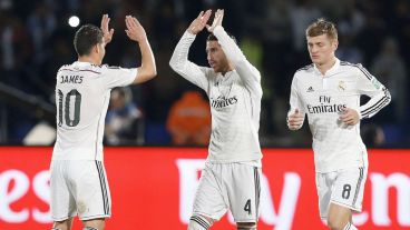 Festejo blanco. El autor del primer gol, Sergio Ramos, es saludado por sus compañeros.