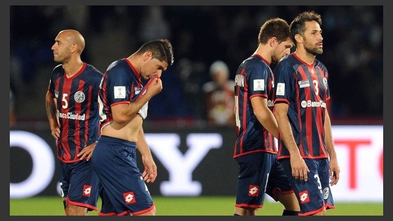 Los jugadores de San Lorenzo se lamentan la derrota por dos a cero.