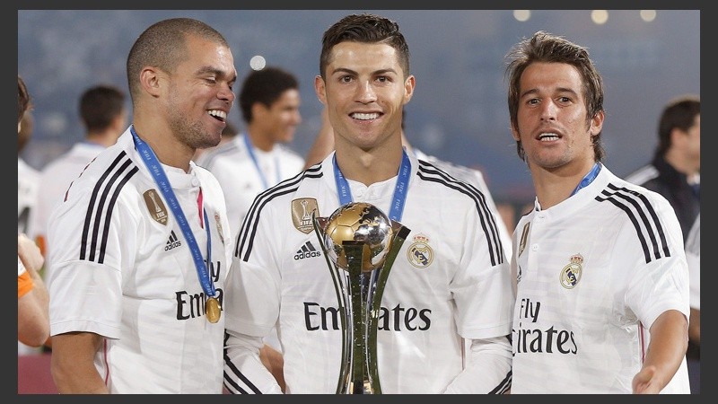 Ronaldo y compañía se sacan una foto con el trofeo en mano.