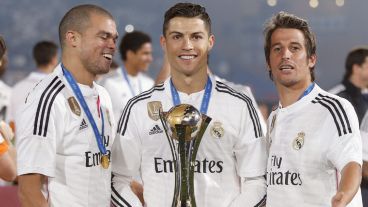 Ronaldo y compañía se sacan una foto con el trofeo en mano.