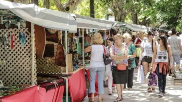 Desde las 9, en plaza Pringles, Córdoba y Paraguay, feria Muy Navideña con artesanos y manualistas de las ferias y mercados de la ciudad.