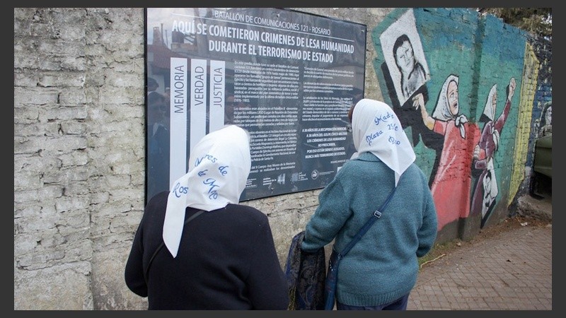 La placa en el predio de zona sur, donde se operó entre 1976 y 1980.