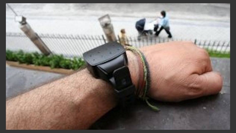 Prototipo de la pulsera que llevarán los presos domiciliarios. También pueden ajustarse a los tobillos, 