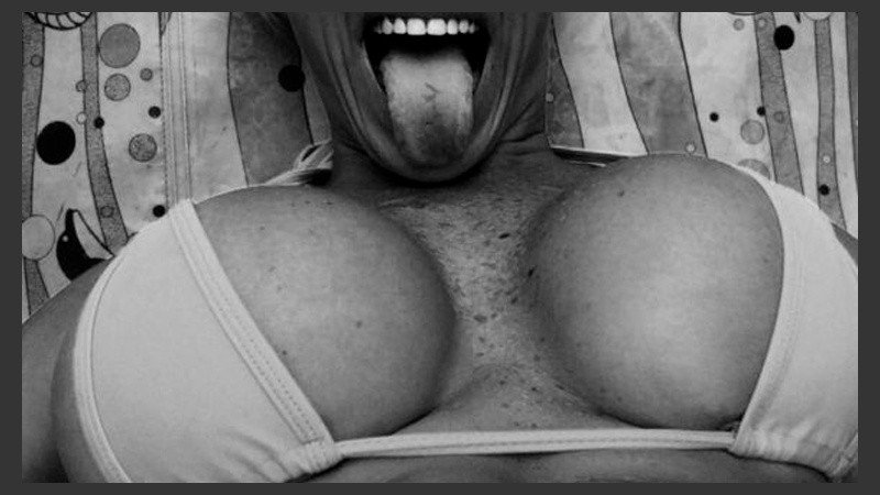 Vicky posó de forma totalmente osada y mostró su escultural y operado cuerpo