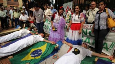 Los ex trabajadores se crucificaron frente a la embajada brasileña.