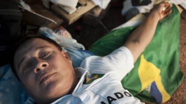 Los ex trabajadores se crucificaron frente a la embajada brasileña.