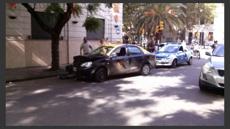 Postales del choque en la esquina céntrica de Rosario. 