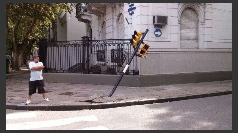 Postales del choque en la esquina céntrica de Rosario. 