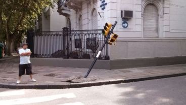 Postales del choque en la esquina céntrica de Rosario.