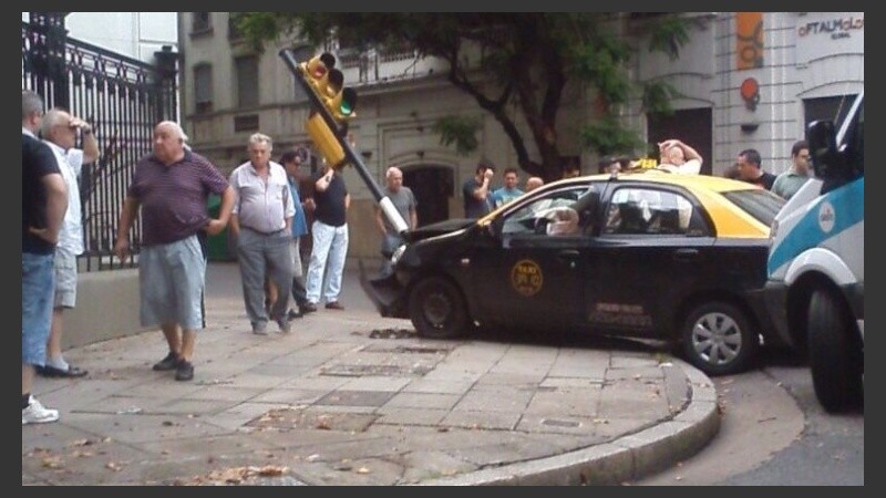 Postales del choque en la esquina céntrica de Rosario. 