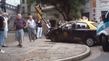 Postales del choque en la esquina céntrica de Rosario.